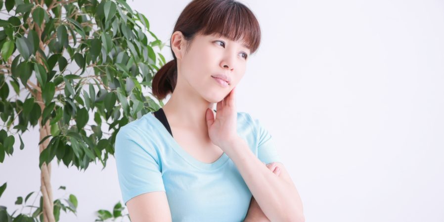 fe74ddd7b8e8bfb1ba9b08d6ec72f782_m 牛肉の疑問を考える女性